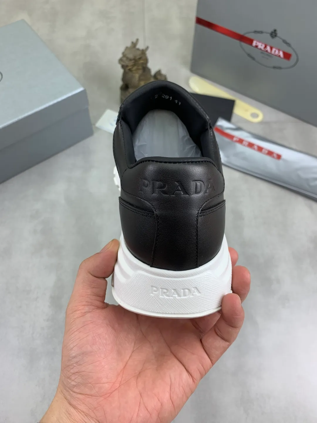 Men's shoes 💰P520 new (higher version) new PRADA (Prada) classic models are on the market at the same time, new men's shoes, 😘fabrics are selected from original imported calfskin. First layer of imported cowhide lining. The original version is awesome! 👍🏿Original open-molded non-slip PU outsole, with exquisite lines, simple and elegant, super comfortable and classy on foot, suitable for leisure travel. Code number: 38-45 (46 customized) 2️⃣ colors available